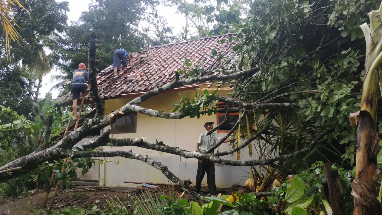 Puting Beliung Terjang Desa Bangun Harja Ciamis, 40 Rumah Rusak